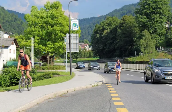  Na pločnikih kolesarji ogrožajo pešce, na ozki glavni cesti pa 
sebe in avtomobiliste.