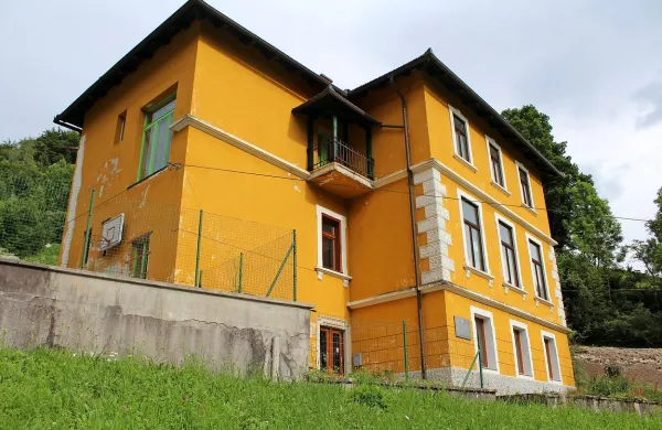 Šola Novaki bo še ena od praznih stavb v vse bolj anonimni 
vasi z velikim smučarskim centrom.

