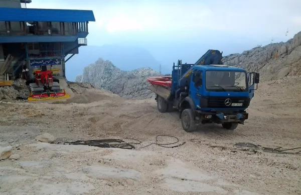 Tovornjak je težko kolo pod Kanin pripeljal s pomočjo bagra, 
ki ga je vlekel po strmini.  