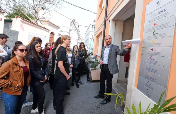Vlada je na spletu objavila gradivo glede prenehanja članstva 
Znanstveno-raziskovalnega središča (ZRS) v Univerzi na 
Primorskem. V njem se za ustanovitev javnega raziskovalnega zavoda v letu 2017 načrtuje  250.000 evrov.