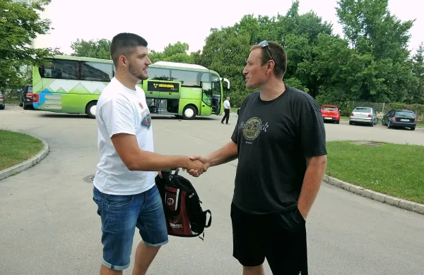 Pred odhodom iz Ljubljane sta si v roko segla Ajdovec Tomaž 
Bolčina (levo) in športni direktor Matjaž Smodiš.