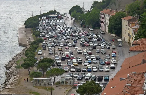 Takšno je bilo parkirišče na Fornačah pred ureditvijo plaže ...

