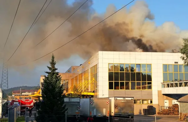 Za požar v logističnem centru Pošte Slovenije v Ljubljani je, 
kot vse kaže, kriva napaka pri montaži izpuha agregata, so 
danes sporočili s Policijske uprave Ljubljana.

