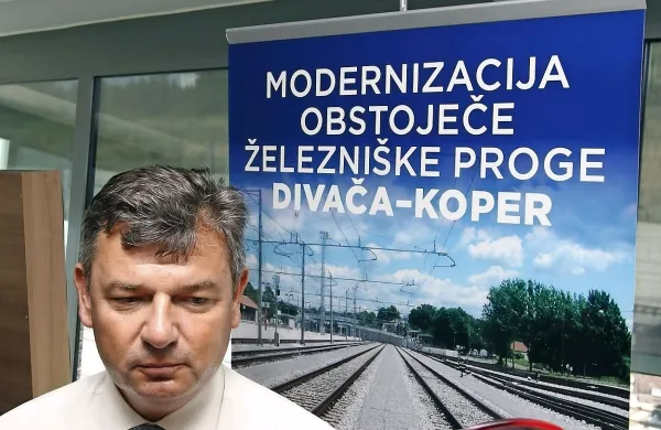 Minister za infrastrukturo Peter Gašperšič je vladno ekipo 
seznanil z odgovorom na interpelacijo, ki ga bo vlada danes 
posredovala DZ.