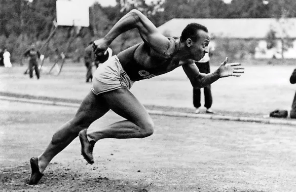 Jesse Owens si je v Berlinu priboril štiri zlate medalje.