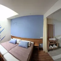 V podzemne sobe v Majeriji svetloba prihaja skozi stropno 
lino. 
