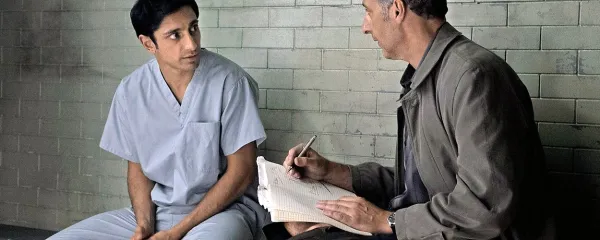 Igralca Rizu Ahmed (levo) in John Turturro v novi seriji Usodna noč.  