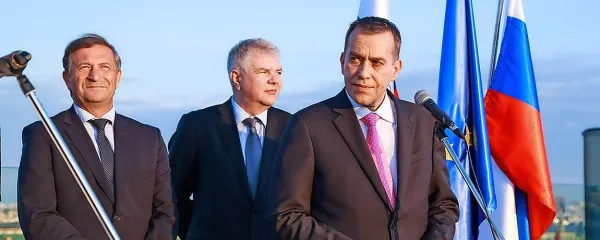 Slovenski veleposlanik v Ruski federaciji Primož Šeligo 
(desno) s slovenskim zunanjim ministrom Karlom Erjavcem 
(levo) in pomočnikom ruskega zunanjega ministra Aleksejem 
Meškovem na junijski proslavi 25-letnice slovenske državnosti v Moskvi.  