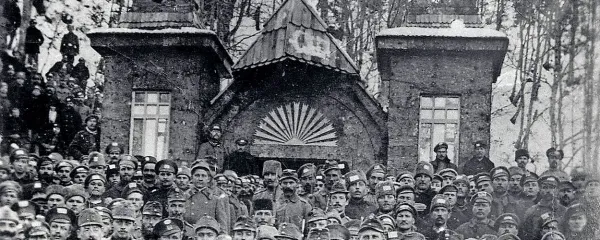Ko so ujetniki v spomin  na umrle kamerade gradili kapelico, si  niso mislili, 
da bo postala simbol povezovanja Rusije z  ozemljem, kjer so trpeli. 