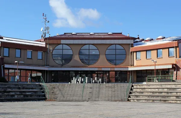Postojnski dijaki in študenti, ki se odločijo šolanje nadaljevati 
v domačem kraju, se v glavnem  vpisujejo v srednje in 
višješolske programe pod okriljem Šolskega centra Postojna. 