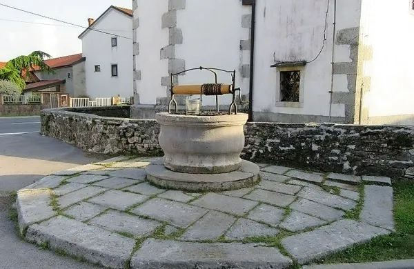 Neznani dobrotnik obnovil &scaron;terno ob cerkvi