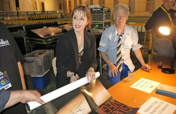 Po koncertu je  Suzanne Vega  še dolgo delila avtograme, se fotografirala z obiskovalci ...