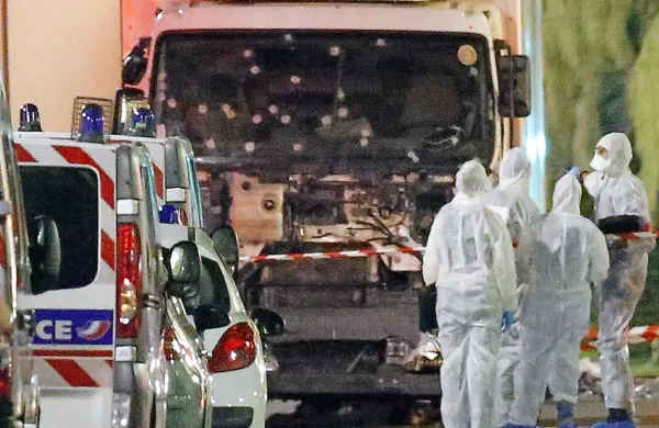 V Franciji so  zaradi  terorističnega napada v Nici, v katerem je 
umrlo 84 ljudi, uradno obtožili peterico ljudi, štiri moške in 
žensko.