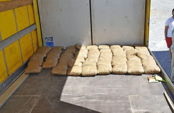 V tovornjak znamke Man  je osumljeni slovenski prevoznik že preložil 53 zavojev skunka. V 
Slovenijo naj bi pretihotapil 150 kilogramov te droge.  