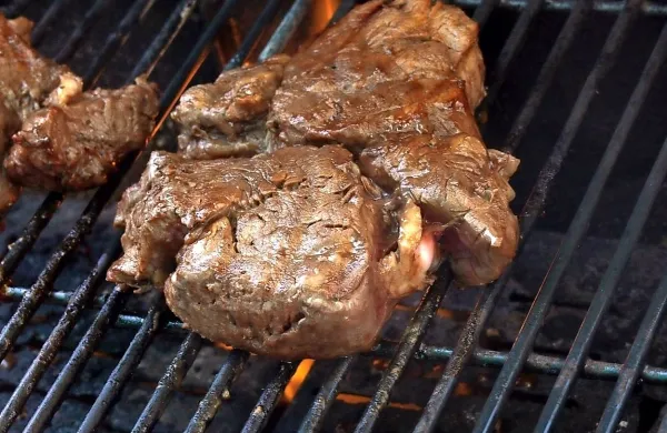 Meso mora biti pred jedjo  povsem prepečeno.  
