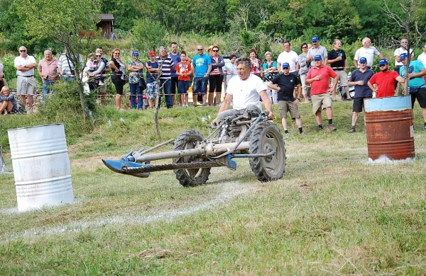 Takole je bilo ob preškem opasilu videti lansko tekmovanje z 
“bičieskami”.