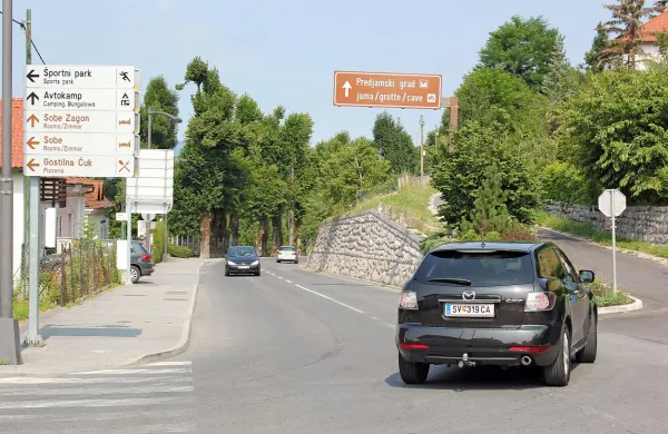 Cesta Postojna-Predjama bo odslej občinska, to pa bo 
omogočilo nekatere prometne ureditve v prid turizmu.