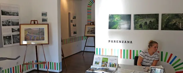 V središču Livad je na ogled manjši muzej Parezane. 