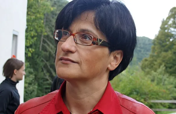 Odgovorna urednica Idrijskih 
razgledov je direktorica tamkajšnjega mestnega muzeja 
Ivana Leskovec. 