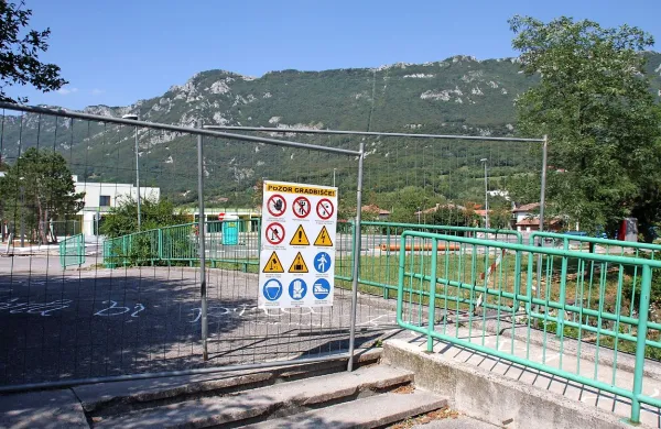 Povezovalno cesto mimo srednje šole že prenavljajo, cesta 
bo za promet zaprta do predvidoma 19. avgusta.
