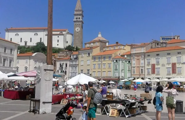 Sejem starin pod senčniki
