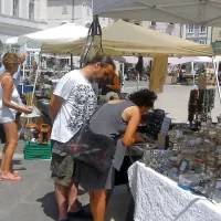 Sejem starin pod senčniki