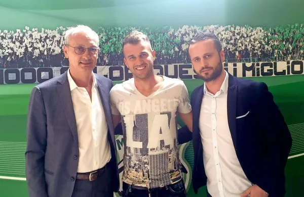 Dalibor Radujko (na fotografiji v sredini),    njegov zastopnik (in 
nekdanji soigralec) Elvis Bašanović in  športni direktor Monopolija Massimo Mariotto (na fotografiji levo )so se dogovorili za enoletno sodelovanje.