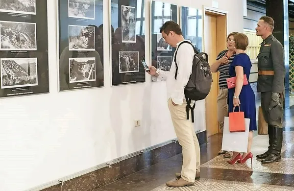 Ogledali so si fotografije svojega rojaka