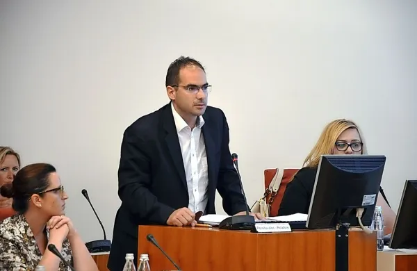 Čeprav Iztoku Škerliču mandate podeljujejo korespondenčno, se je maja občinskemu svetu  predstavil tudi osebno.  