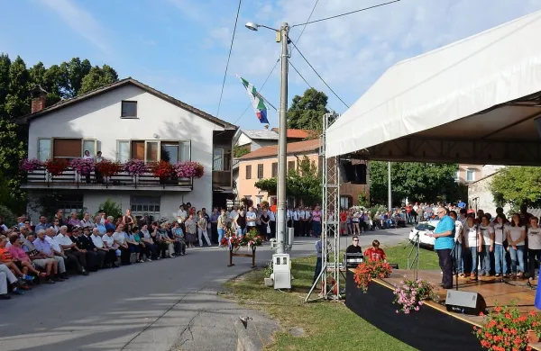 Tudi letos se je spominu na v vojni padlo mladino poklonila 
množica obiskovalcev. 