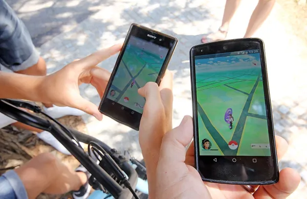 Kanadska najstnika, ki ju je povsem prevzela igra Pokemon 
Go, sta prejšnji teden nevede prečkala mejo med Kanado in 
ZDA.