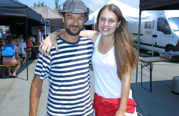 Glavna igralka Ylenia Mahnič je dijakinja koprske gimazije, ba 
fotografiji z režiserjem Slobodanom Maksimovićem.