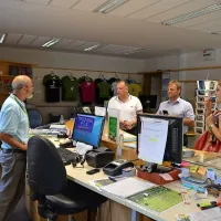 Župan Tarčenta Mauro Steccati (drugi z leve) je  po izvolitvi obiskal pobrateni Bovec.  

