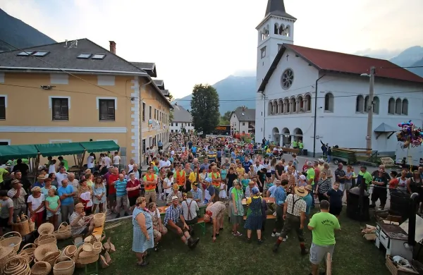  Množica domačinov in turistov nagradi trud organizatorjev iz TD Čezsoča.