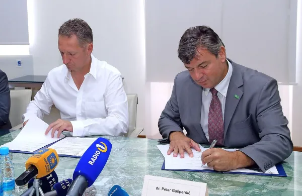 Predstavniki države - ministrstva za infrastrukturo, Darsa in 
direkcije za infrastrukturo - so s koprskim županom Borisom 
Popovičem zakoličili dogovor za širitev bertoške vpadnice iz 
dvopasovne v štiripasovnico.