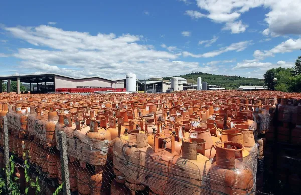 Delničarji Istrabenza so se na današnji skupščini seznanili in 
soglašali s pogodbo o prodaji 51-odstotnega deleža Istrabenz plinov družbi SIAD iz italijanskega Bergama, s katero 
Italijani prevzemajo stoodstotno lastništvo nad podjetjem.