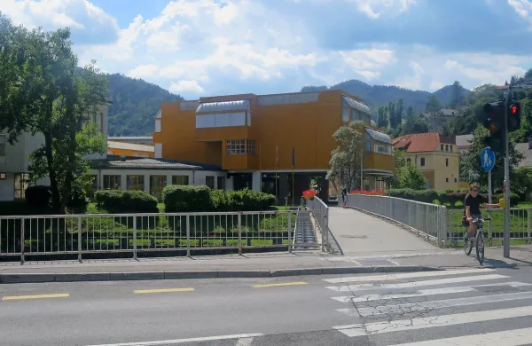 Energetsko potratna Osnovna šola Idrija bo bržčas morala na  
sanacijo še nekoliko počakati.