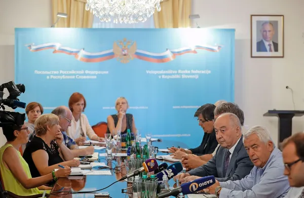 Na sobotni slovesnosti ob Ruski kapelici, ki se je bo udeležil 
tudi ruski predsednik Vladimir Putin, pričakujejo 2500 obiskovalcev.  Putin bo v soboto tudi odkril spomenik na ljubljanskih Žalah, ki bodo  odprte za obiskovalce.