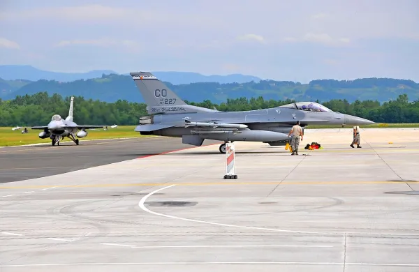 Na vojaškem letališču Cerklje ob Krki sta danes pristali 
ameriški lovski letali F-16. S tem sta potrdili uspešnost 
prenove letališča in  usposobljenost letališkega osebja za 
sodelovanje v najzahtevnejših Natovih operacijah.   