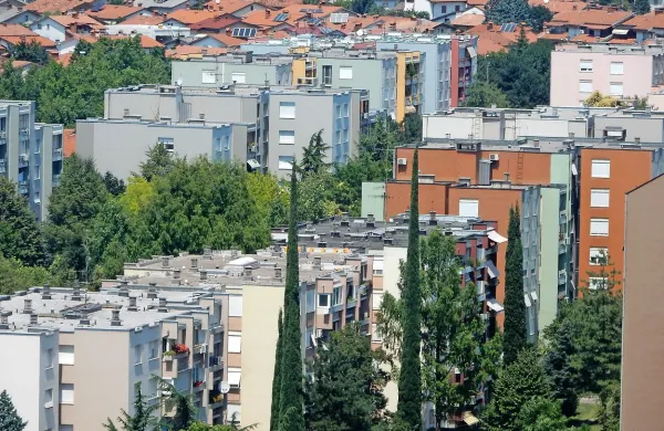 Po sedaj predlagani novi zakonodaji, naj bi imeli lastniki 
nepremičnin le 15 dni časa, da se pritožijo na vrednotenje. To 
je zagotovo prekratek rok, ki bo povzročil norišnico v  
geodetskih pisarnah, kot se je to zgodilo ob prvem poskusu 
uvajanja nepremičninskega davka.