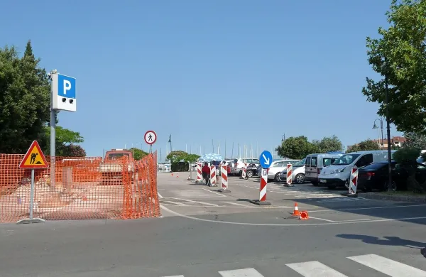 Parkiri&scaron;če na Lonki bo dobilo dvojne zapornice