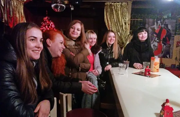 

Plesalke iz novogoriškega nočnega lokala Elara ter sežanskega Lady Rouge so takoj po aretaciji njihove delodajalke  I. 
U. zatrdile, da niso bile žrtve trgovine z ljudmi niti prostitucije.