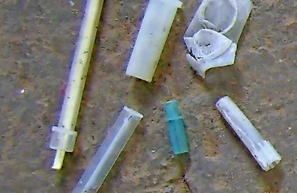 Uporaba nesterilnih injekcijskih igel je nevarna tudi za okužbo 
z virusnim hepatitisom.  