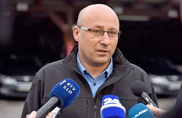 Komisija za pritožbe iz delovnega razmerja pri vladi je zavrnila 
pritožbo predsednika Sindikata policistov Slovenije (SPS) 
Zorana Petroviča na odločitev o izredni odpovedi delovnega 
razmerja. 