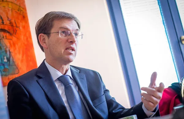 Premier Miro Cerar položaj okoli nas in v svetu ocenjuje za 
zelo dramatičen.