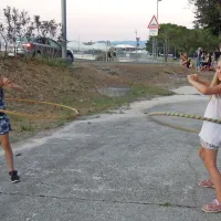 Mladi pa so zagrabili hulahop.