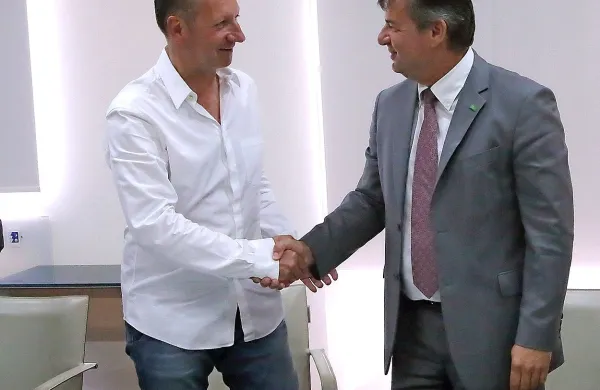 Popovič in Gašperšič sta si včeraj segla v roke, čeprav si 
glede hitre ceste Koper-Dragonja nikakor nista enotna.  