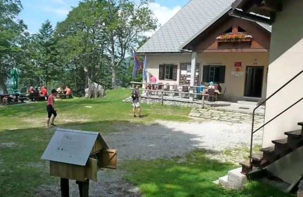 Pri planinski koči na Razorju  počasi nastaja bralni kotiček.