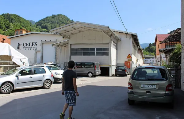Po pismu podjetnikov in njihovi nedavno propadli nameri ureditve umazane galvane v bivši 
tovarni Celes (na fotografiji), se v Cerknem  vprašanja, kdo krmili njihovo prihodnost množijo.