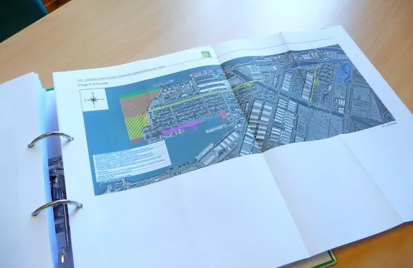 Poročilo o  vplivih na okolje za celovito ureditev prvega 
pomola je bila mesec dni na voljo na upravni enoti v Kopru in 
na spletu.